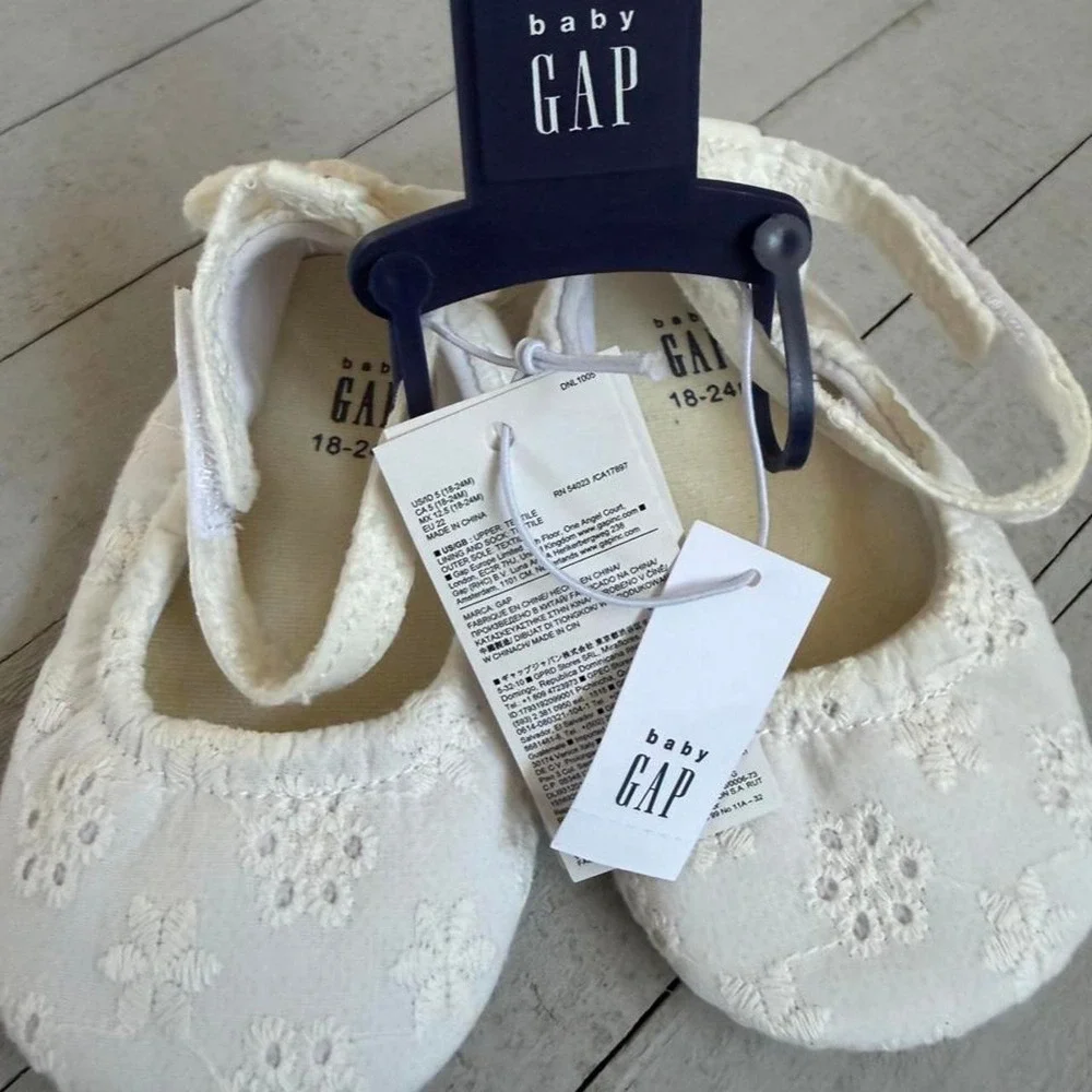 Baby Gap White Eyelet Lace Baby Shoes 18-24mos